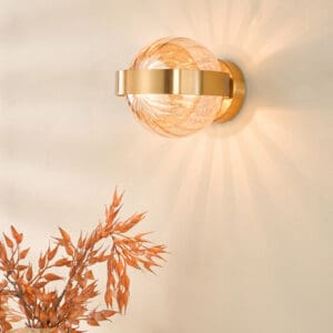 Ophira, moderne vegglampe i antikk gull og ravfarget glass