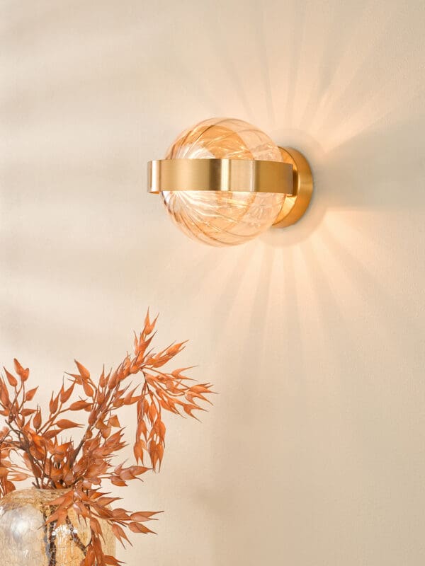 Ophira, moderne vegglampe i antikk gull og ravfarget glass