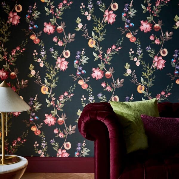 Allurium, dramatisk tapet med blomster og frukt på sort bakgrunn - Bilde 2