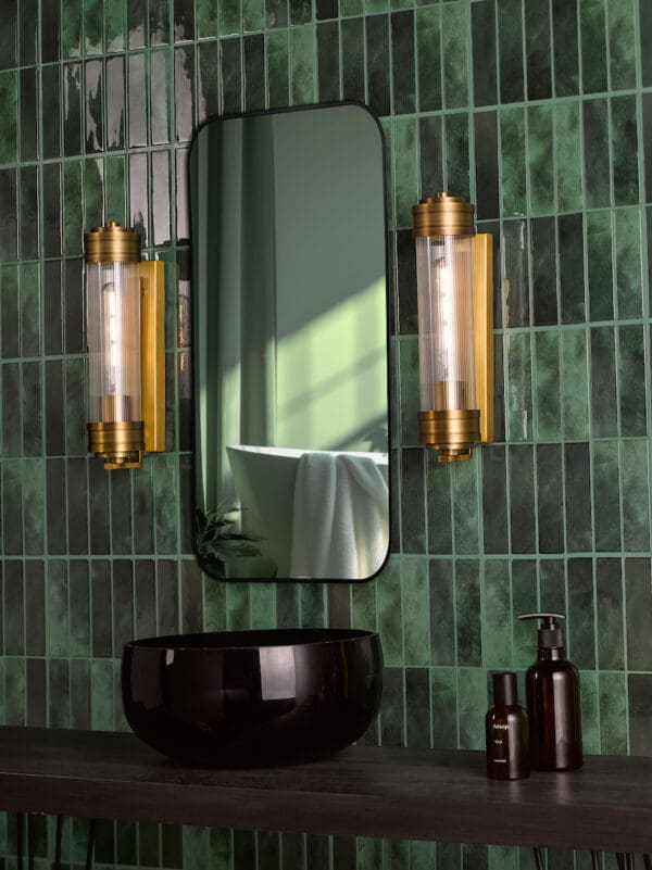 Tommaso, baderomslampe i antikk bronse og ribbet glass (IP44