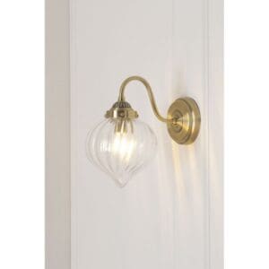 Whitham,  vegglampe i glass og antikk messing