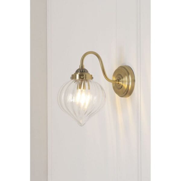 Whitham,  vegglampe i glass og antikk messing