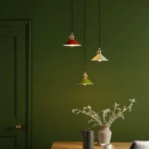 Hadano, pendellampe i messing med beige metallskjerm