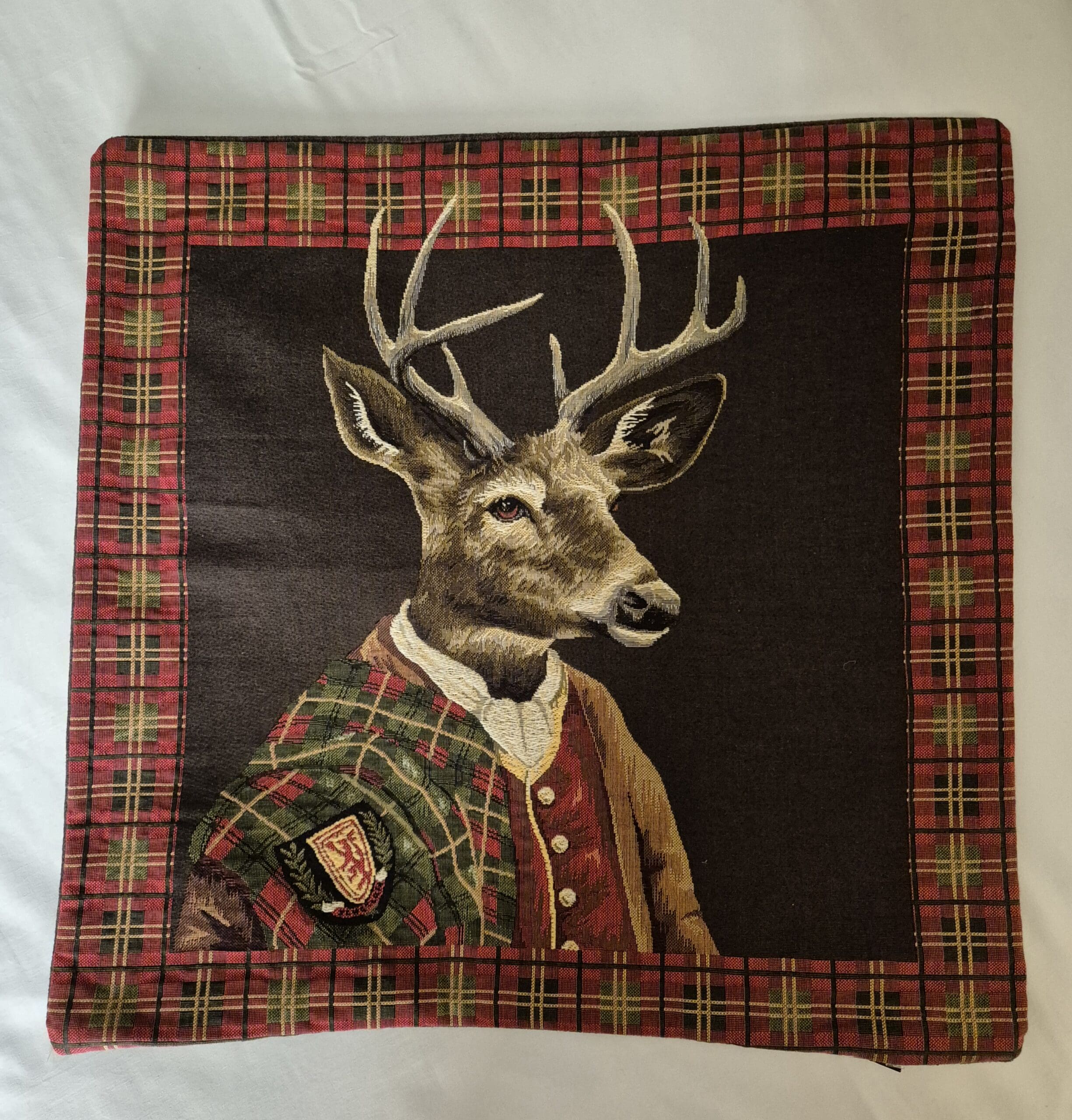 Gobelinvevd putetrekk med reinsdyr og tartanruter i rødt - Bilde 2