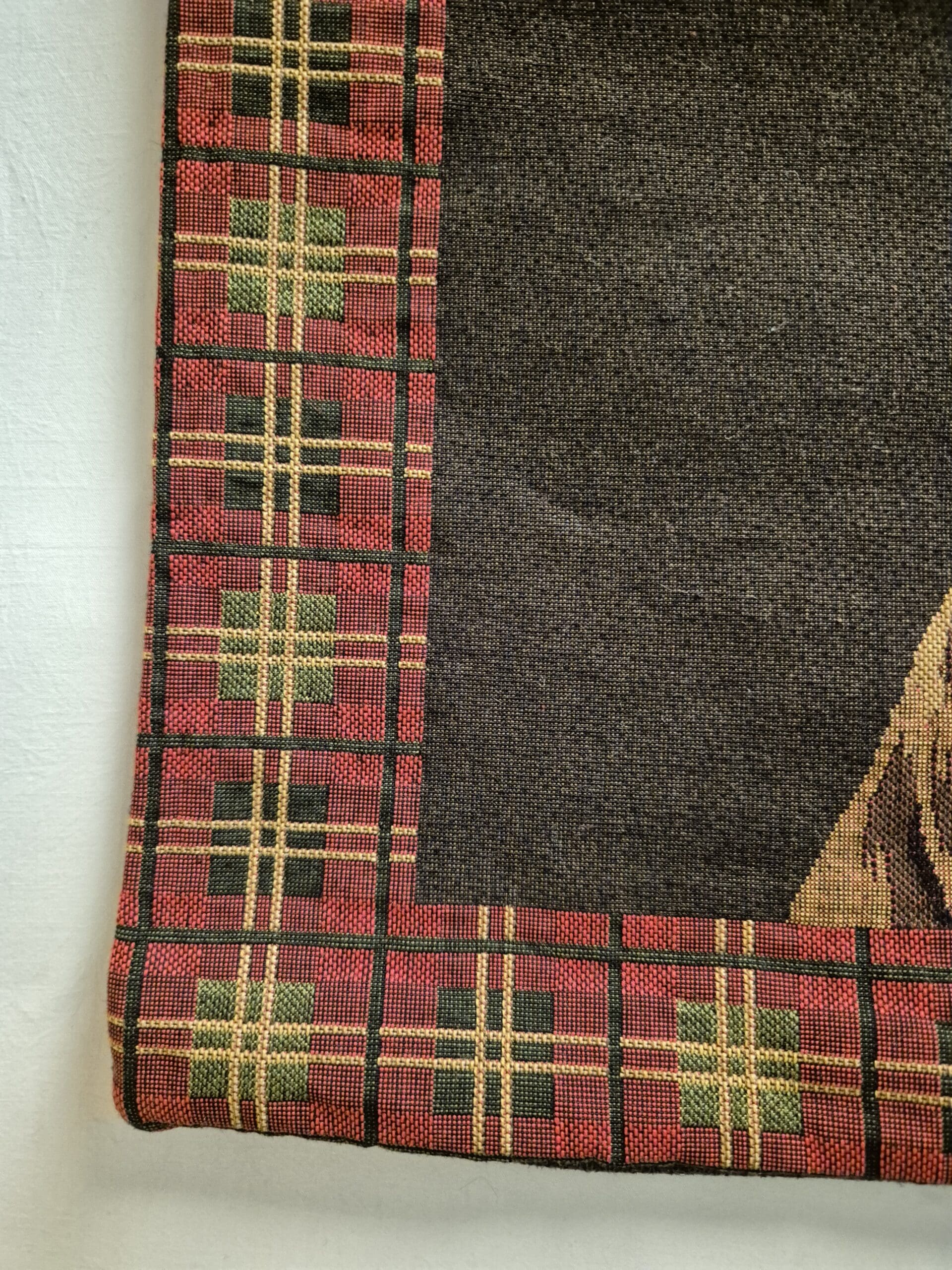 Gobelinvevd putetrekk med reinsdyr og tartanruter i rødt - Bilde 3