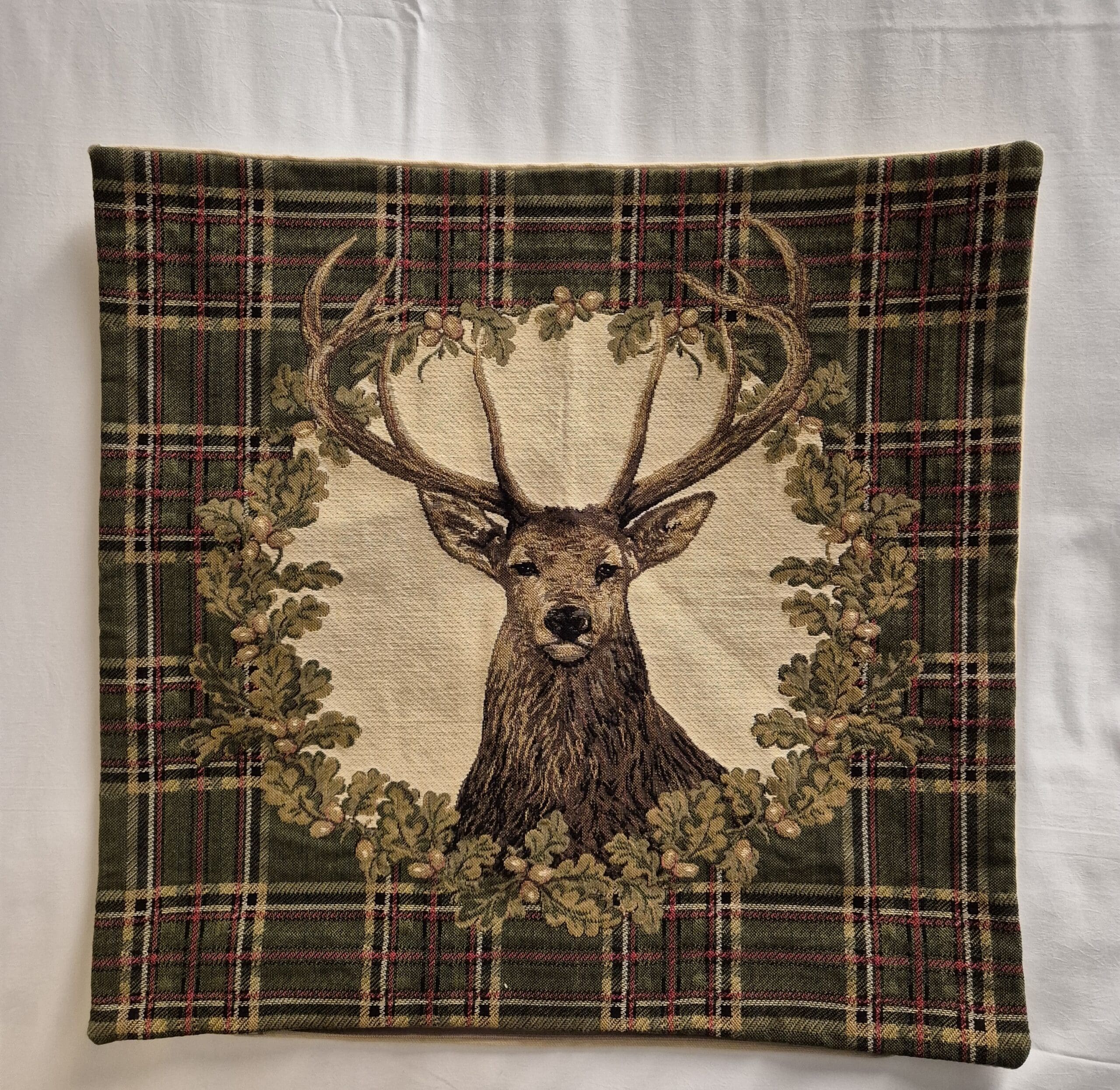 Gobelinvevd putetrekk med reinsdyr og tartanruter i grønt - Bilde 2