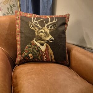 Gobelinvevd putetrekk med reinsdyr og tartanruter i rødt