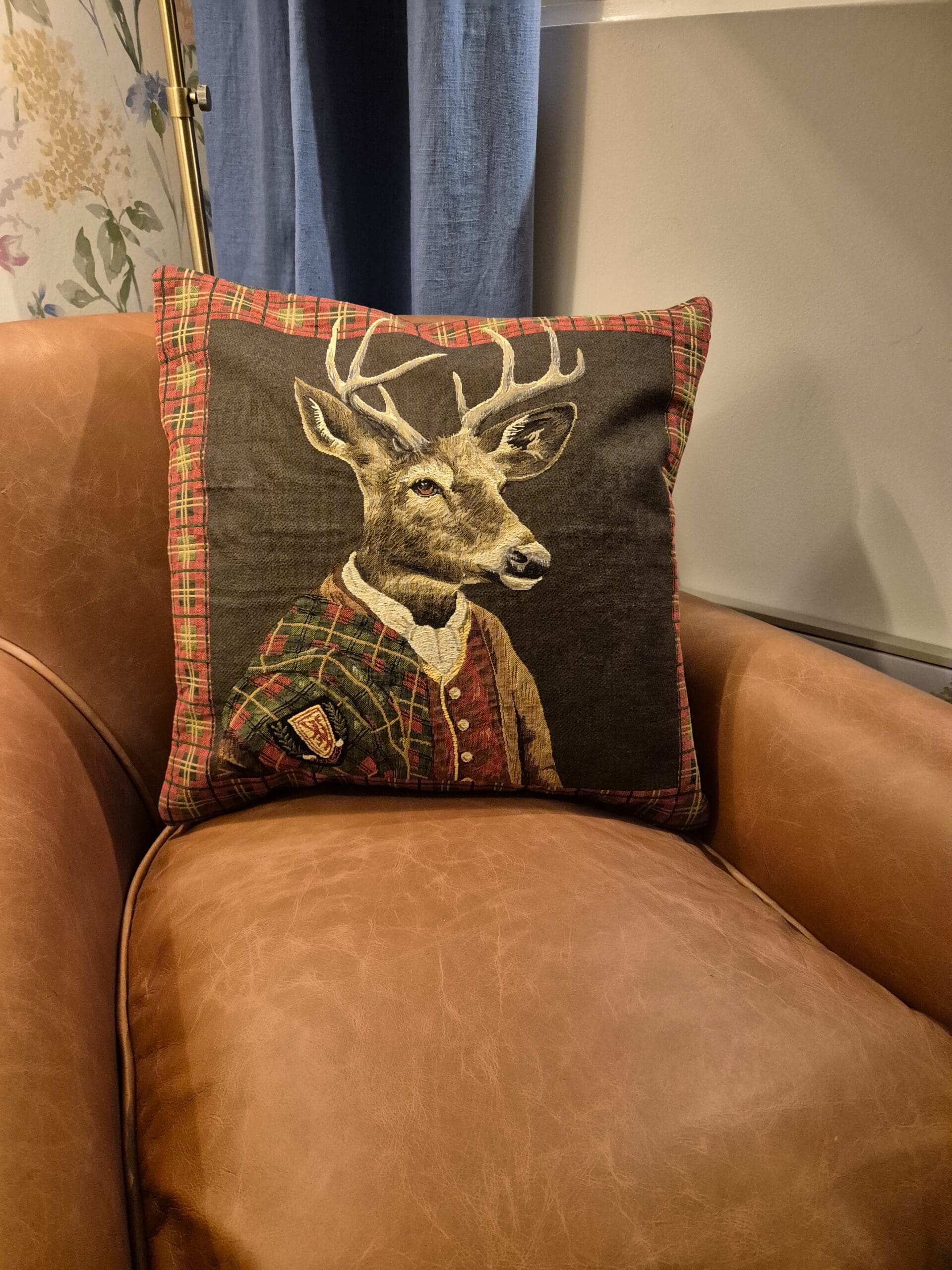 Gobelinvevd putetrekk med reinsdyr og tartanruter i rødt