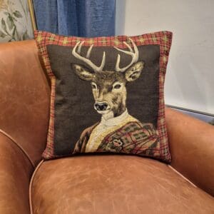 Gobelinvevd putetrekk med reinsdyr og tartanruter i rødt