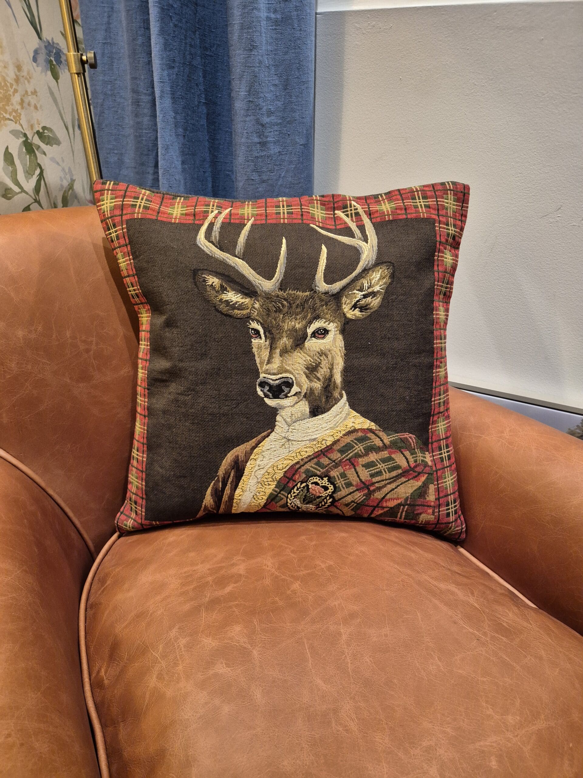 Gobelinvevd putetrekk med reinsdyr og tartanruter i rødt