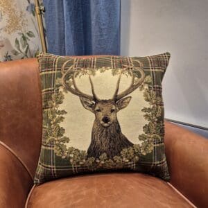 Gobelinvevd putetrekk med reinsdyr og tartanruter i grønt