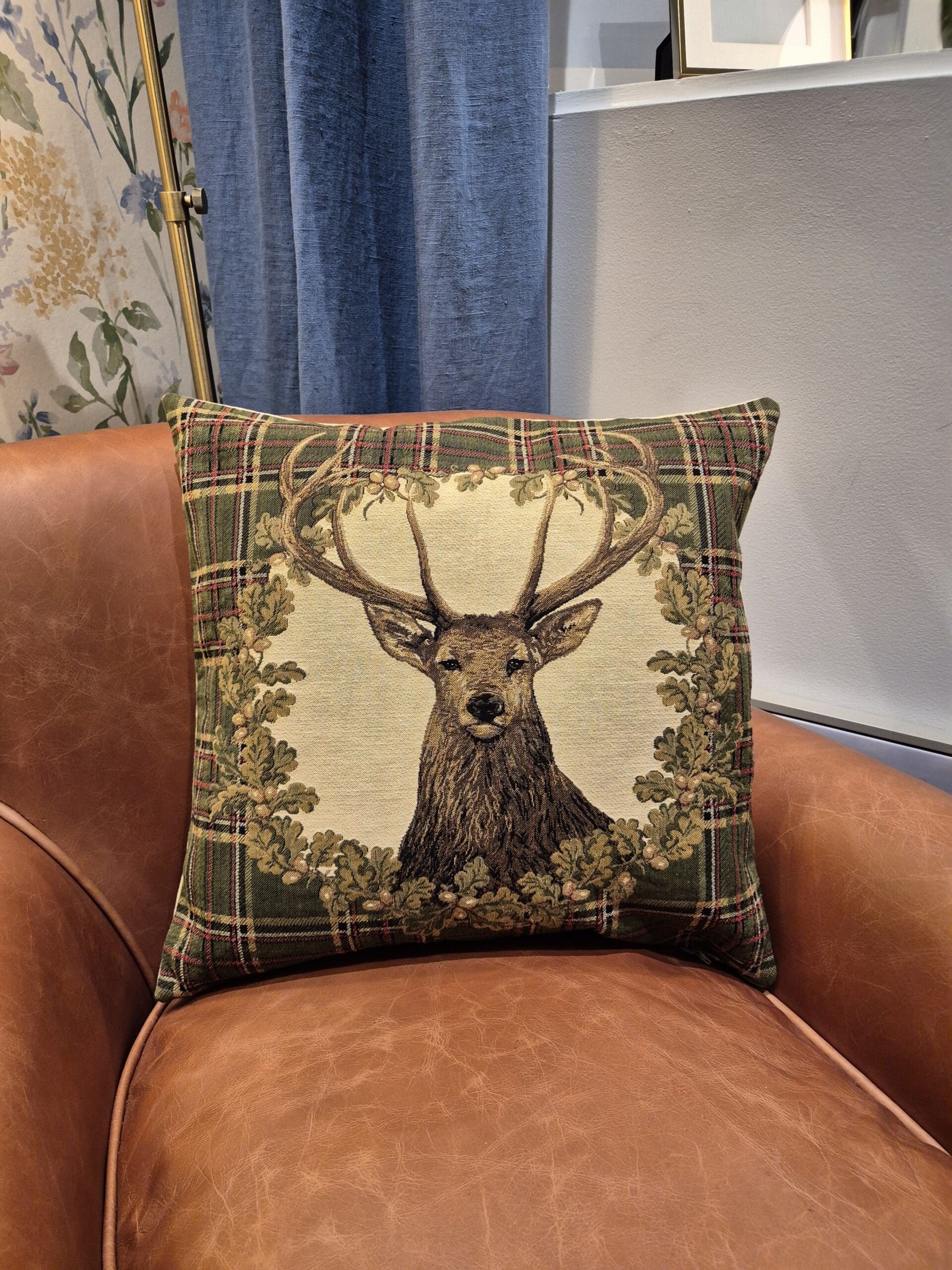 Gobelinvevd putetrekk med reinsdyr og tartanruter i grønt