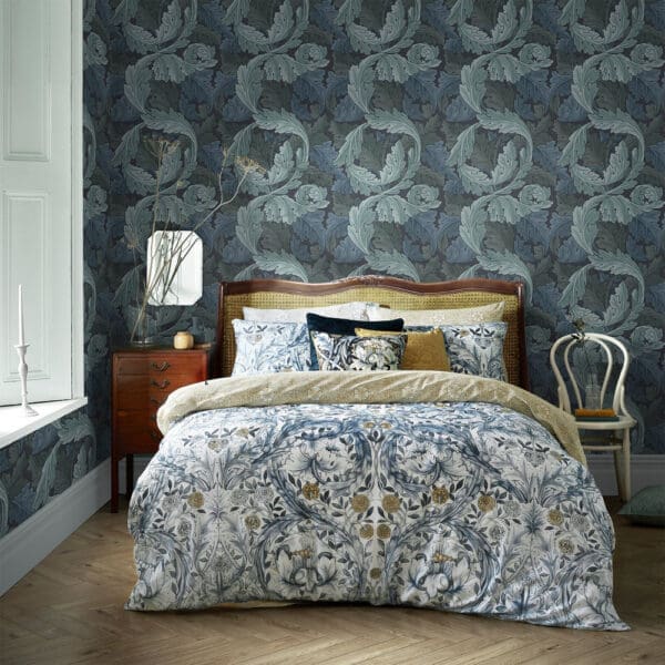 Acanthus blue, tapet med bladmønster i blålige toner fra William Morris At Home