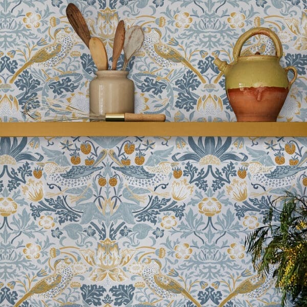 Strawberry Thief Soft Blue, William Morris At Home tapet med fugler i blå nyanser