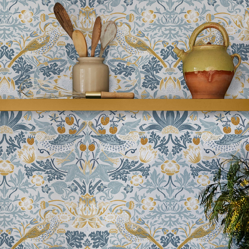 Strawberry Thief Soft Blue, William Morris At Home tapet med fugler i blå nyanser