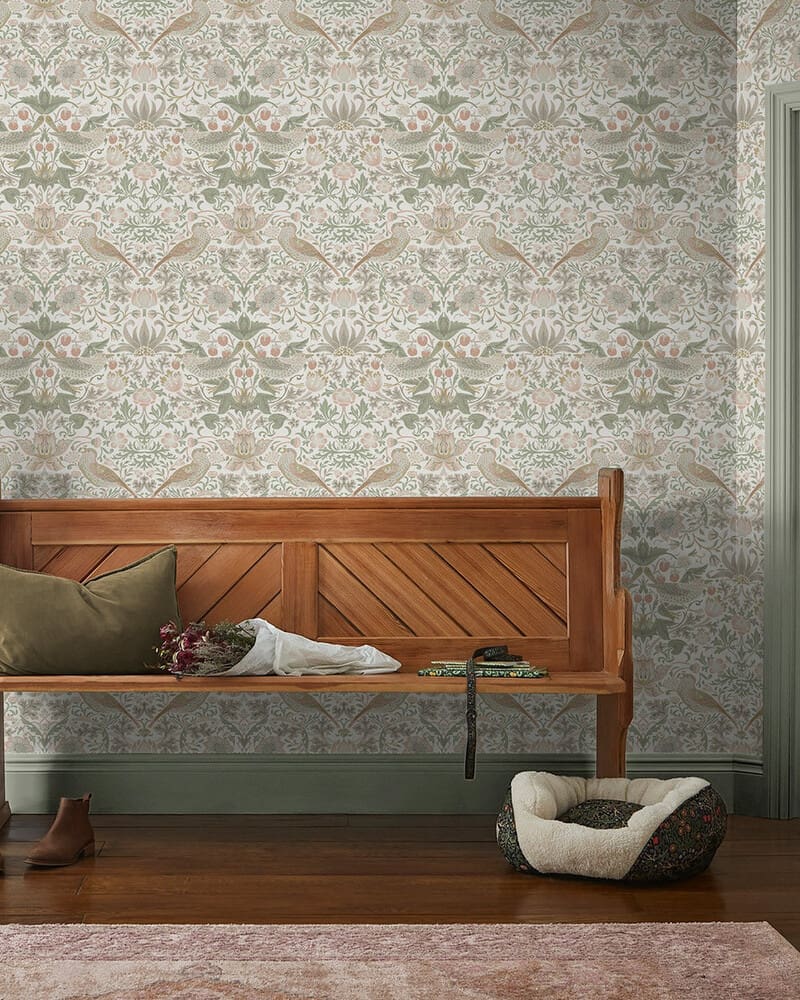 Strawberry Thief, William Morris At Home tapet med fugler i rosa og salviegr&oslash;nt