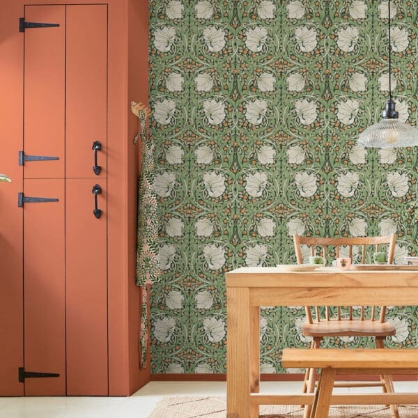 Pimpernel Green blomstrete tapet i grønt fra WIlliam Morris At Home