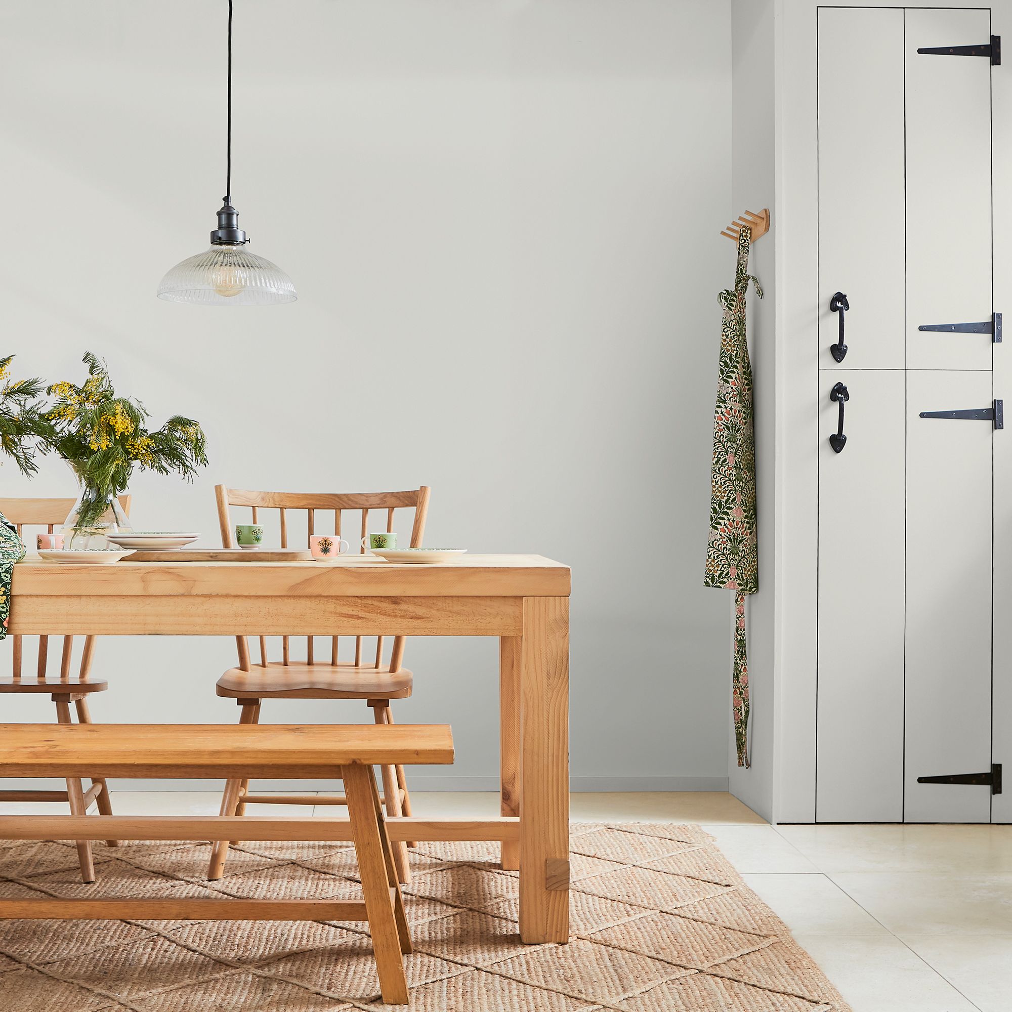 Cotton Weft, hvit maling med grå undertoner fra Morris At Home