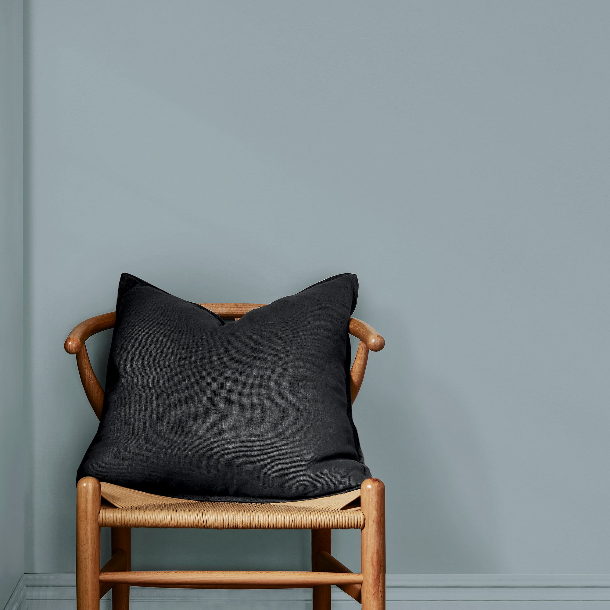 Woodland Juniper, støvet mellomblå maling fra Morris At Home