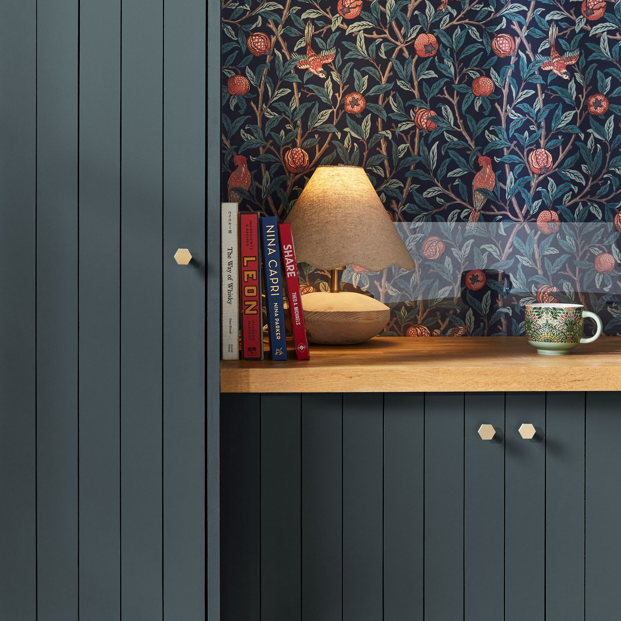 Blotted Blue, dyp blå maling med innslag av flaskegrønn fra Morris At Home