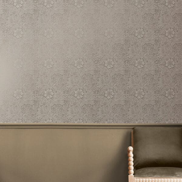 William Morris At Home, Marigold, tapet med gullmetallisk mønster på beige bunn