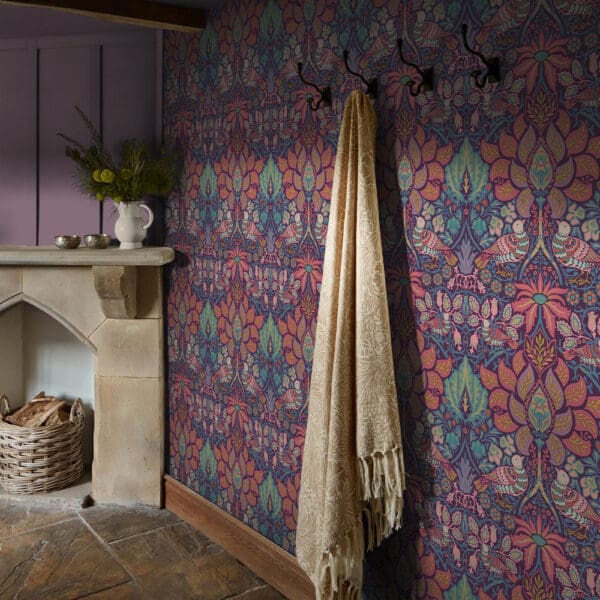 William Morris At Home, Dove & Rose Carnival, fargerik tapet med duer