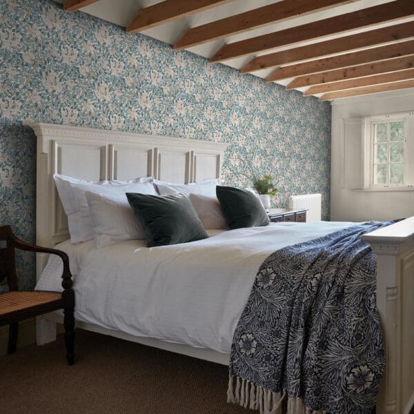 William Morris At Home, Honeysuckle Dusky Blue,  blomstrete tapet i blått