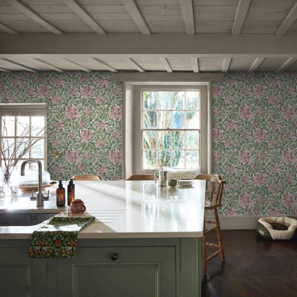 William Morris At Home, Honeysuckle Blossom,  blomstrete tapet i rosa