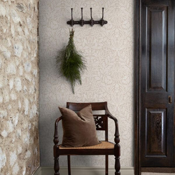 William Morris At Home, Acorn Heritage Hessian, to tonet tapet i beige