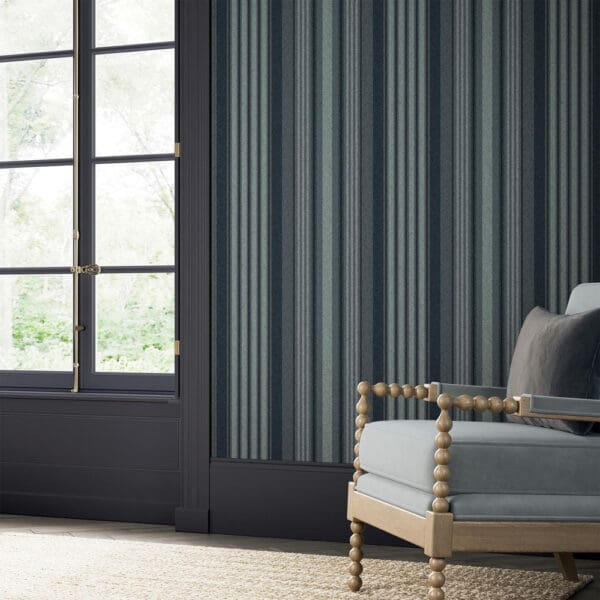 Loom Stripe, stripete vinyltapet i blåtoner, med stoff tekstur