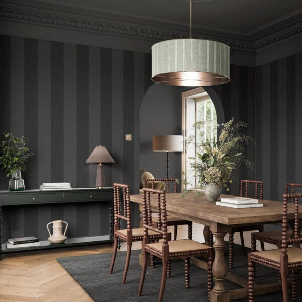 Regent Stripe, stripete vinyltapet med tekstur i koksgrått