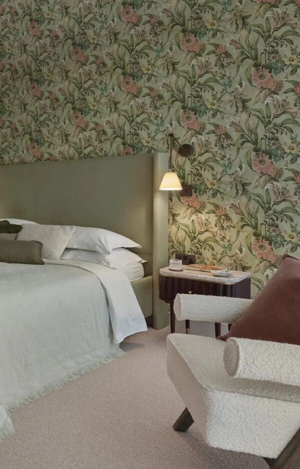 Lys Willow, storblomstrete tapet med liljer i grønt