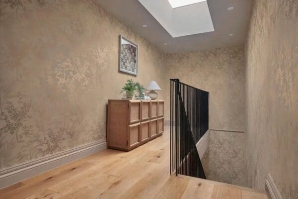 Mystic Whispering Rose, tapet med metallisk skog på rosa bunn