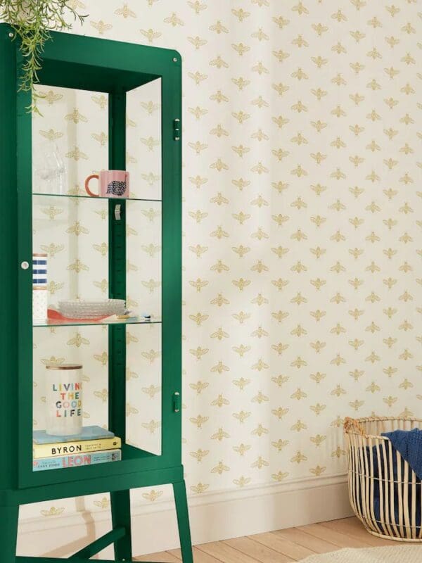 Block print Bee, tapet med blokktrykkede bier i gull