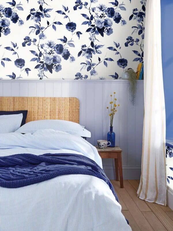 Boho Bloom, blomstertapet i akvarellstil i blått og krem