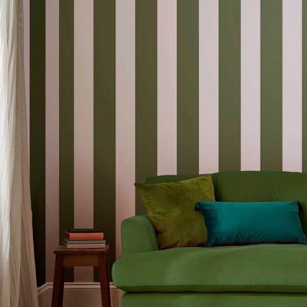 Harborough, tapet med brede striper i olivengrønt/dus rosa