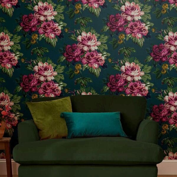 Invite Floral, storblomstrete tapet i rosa på blågrønn bunn