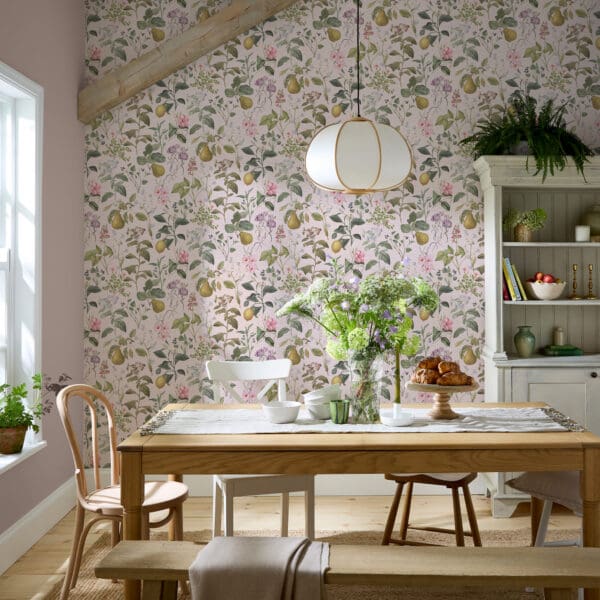 Ophelia, vinyltapet med blomster og frukt i rosa