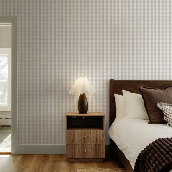 Hattie Gingham, vinyltapet med ginghamruter i greige