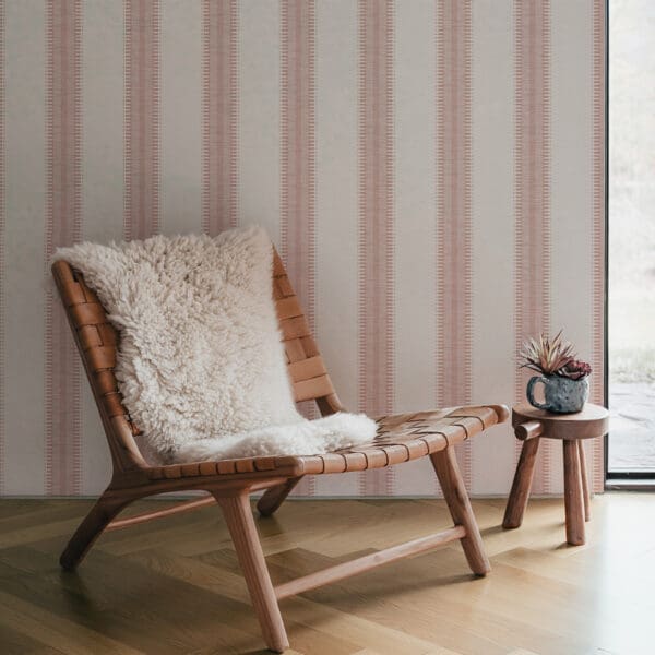 Sonnet Stripe, vinyltapet med striper i rosa